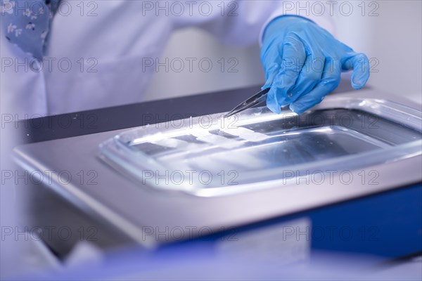 Sample processing with laboratory equipment in a histology laboratory