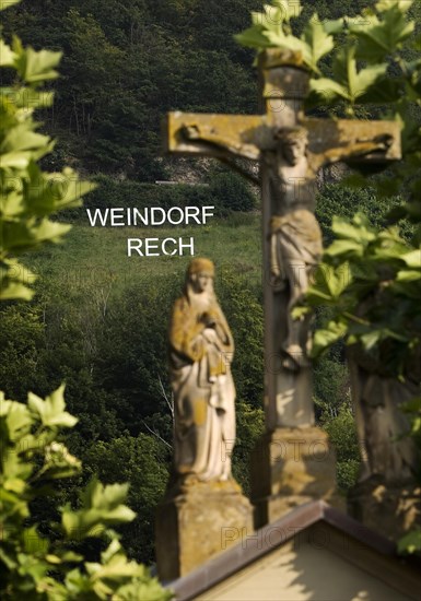 View past Christ on the Cross to the Scripture Weindorf Rech im Ahrgebirge