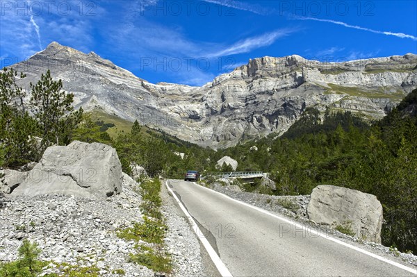 Derborence valley basin with access road