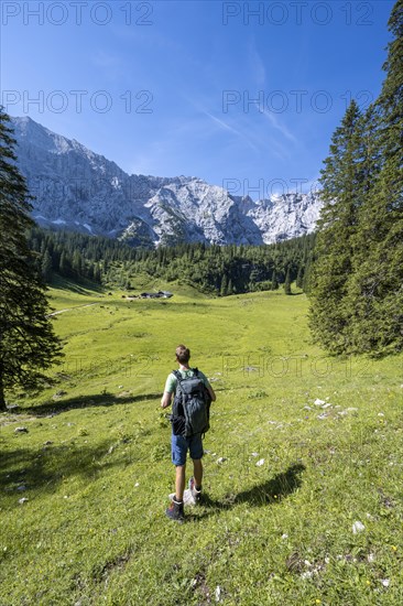 Hikers on the way to the Schachenhaus