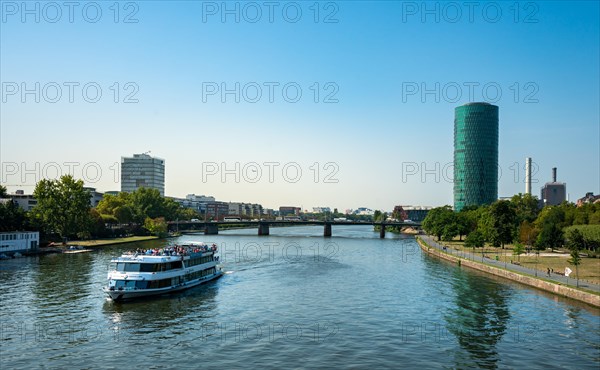 The Main with the Westhafenturm in the Gutleutviertel