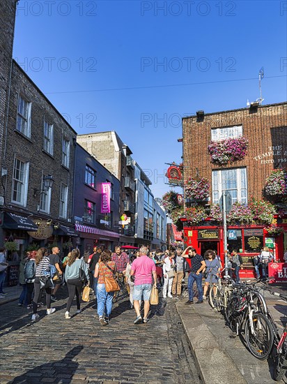 Lively neighbourhood with many visitors