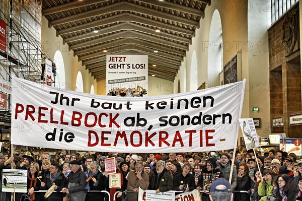 Start of construction for the Stuttgart 21 railway project: buffer stop 049 is symbolically lifted off the track while opponents of the railway project demonstrate at Stuttgart Central Station. Misman...