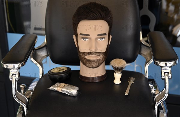 Outdoor Decoration Barber Chair with Barber Utensils