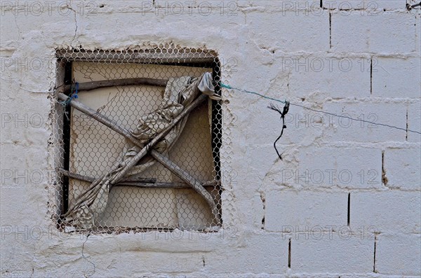 Primitive barred stable window