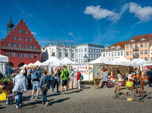 Market with arts and crafts articles