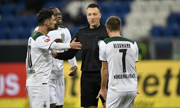 Referee Sven Jablonski in conversation Discussion with Lars Stindl Borussia Moenchengladbach BMG Patrick Herrmann Borussia Moenchengladbach BMG Breel Embolo Borussia Moenchengladbach BMG