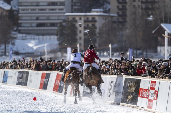 Spectators watch the tough duel between Santiago Marambio