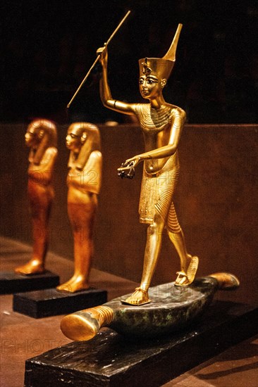 Figure of the king on a papyrus boat during his journey through the underworld