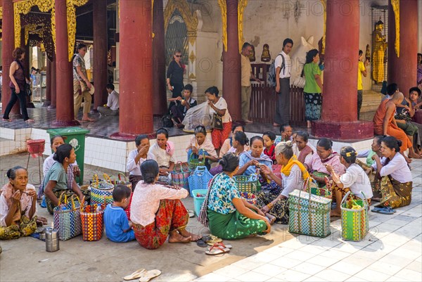 Pilgrims at Shwezigon Pagoda