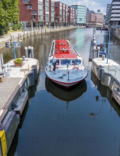 Boat of the Alsterschifffahrt entering the Schaartorschleuse