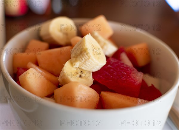 Eine Schuessel mit Obstsalat
