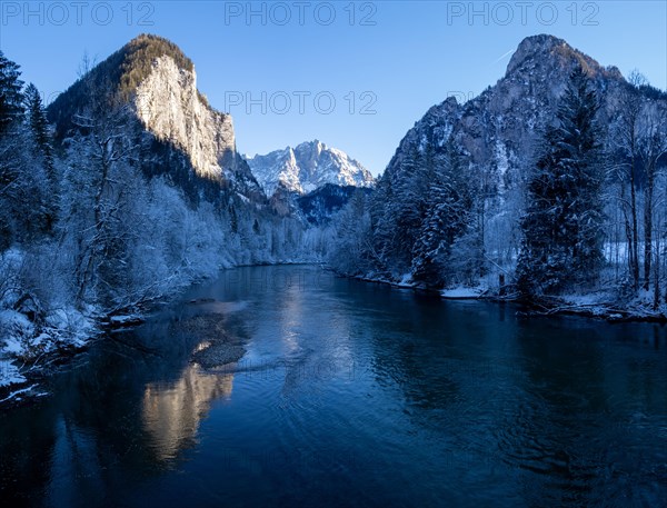 View from the Enns bridge into the winter landscape at the entrance to the Gesaeuse