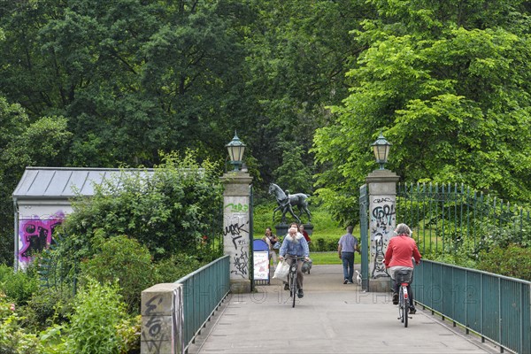 Bridge to the Gate House