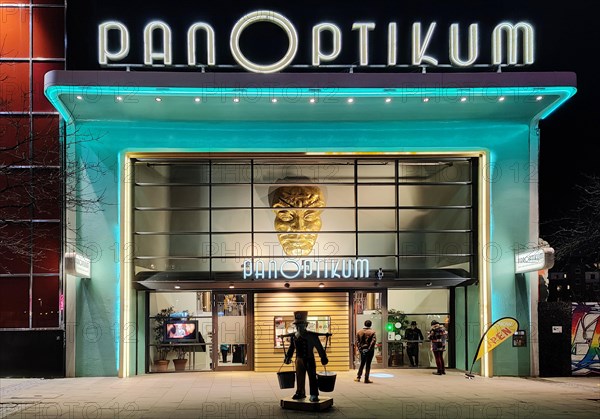 Panoptikum at Spielbudenplatz at night