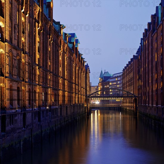 View from the sand bridge into Brooksfleet to the Kibbelsteg in the evening