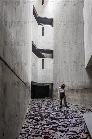 Installation Schalechet (Fallen Foliage) by Menashe Kadishman