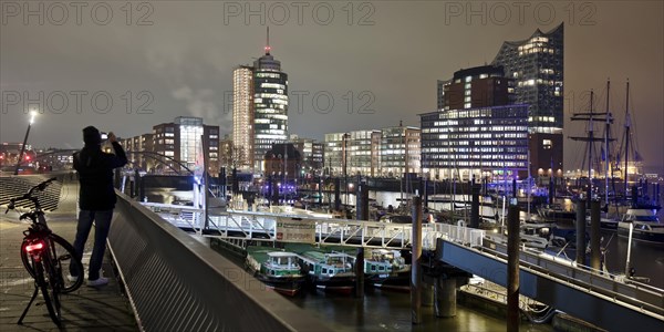 Elbe promenade with Columbus House and the Elbe Philharmonic Hall at night