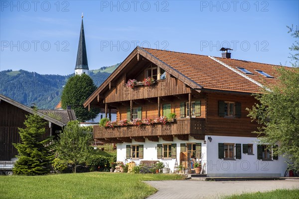Dilchinger Hof in front of the tower of the Filial Church of the Assumption of the Virgin Mary