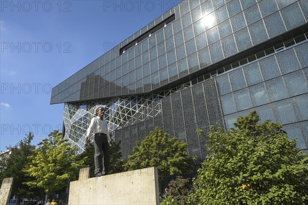 Sculpture Balanceakt by Stephan Balkenhol New building Springer-Verlag