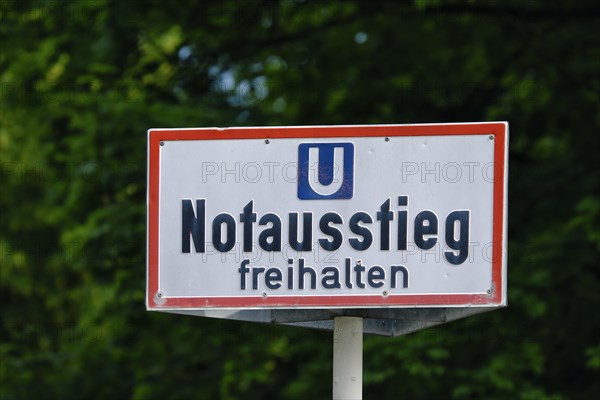 Sign U Bahn Notausstieg freihalten