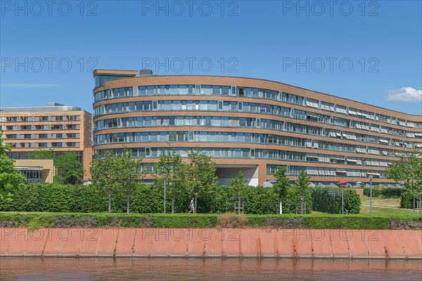 Civil servant queue Moabiter Werder