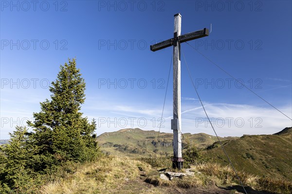 Summit cross in the morning light on Portlakopf