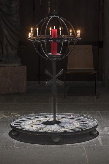 Iron rack with sacrificial candles