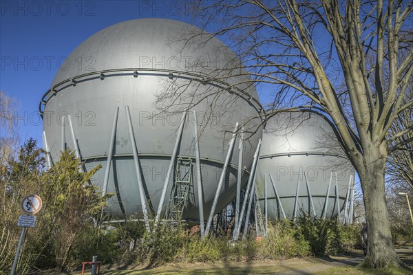 Spherical gas tank