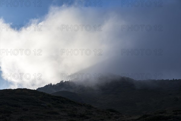 Fog in the high valley on an autumn evening at Potlakopf