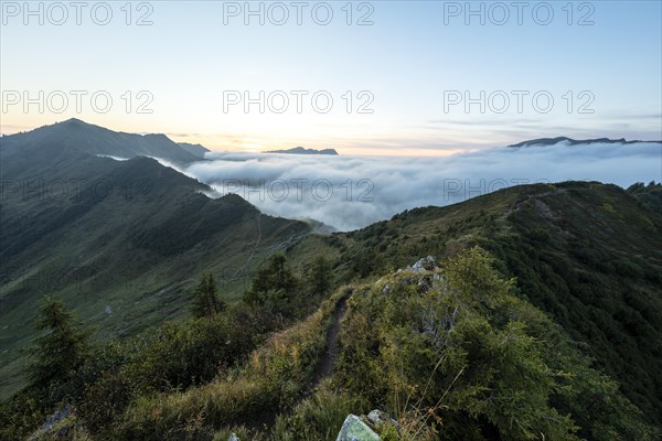 Fog in the high valley on an autumn evening at Potlakopf