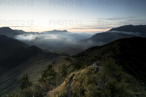 Fog in the high valley on an autumn evening at Potlakopf