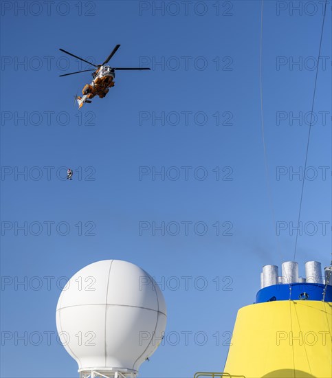 Two doctors are roped down from a helicopter onto a cruise ship. Corona tests are to be carried out in the Atlantic Ocean at the height of Argentina. Dangerous due to strong winds