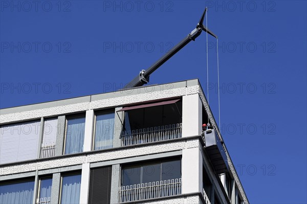 Apartment block with facade lift