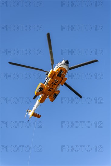 Two doctors are roped down from a helicopter onto a cruise ship. Corona tests are to be carried out in the Atlantic Ocean at the height of Argentina. Dangerous due to strong winds