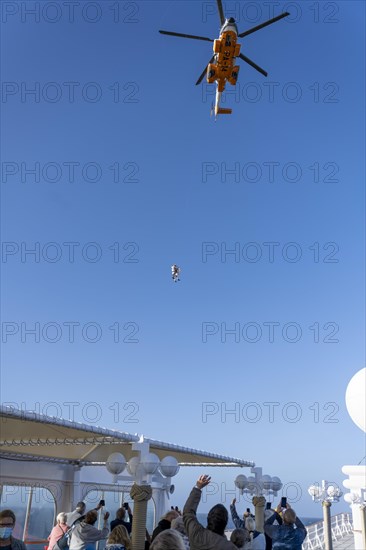 Two doctors are roped down from a helicopter onto a cruise ship. Corona tests are to be carried out in the Atlantic Ocean at the height of Argentina. Dangerous due to strong winds