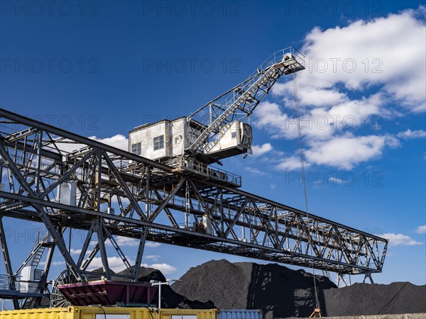 Coal crane at the Offenbach harbour basin for the combined heat and power plant of power supply Offenbach