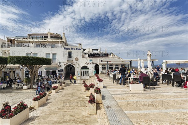Cafe und Aussichtspunkt mit Touristen auf der Plaza Nueva