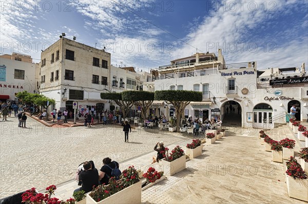 Cafe und Geschaefte mit Touristen auf der Plaza Nueva