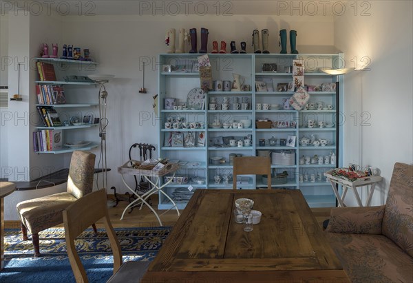 Cafe in private atmosphere furnished in an old farmhouse