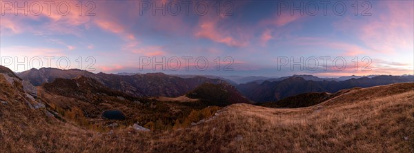 Panoramablick ueber das Vall di Salei mit dem Laghett di Salei
