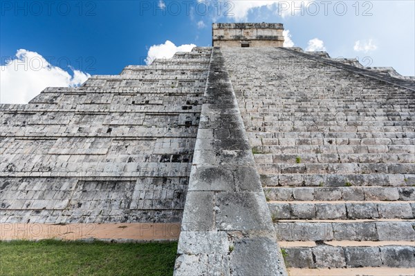Mayan el castillo pyramid at the archaeological site in chichen itza