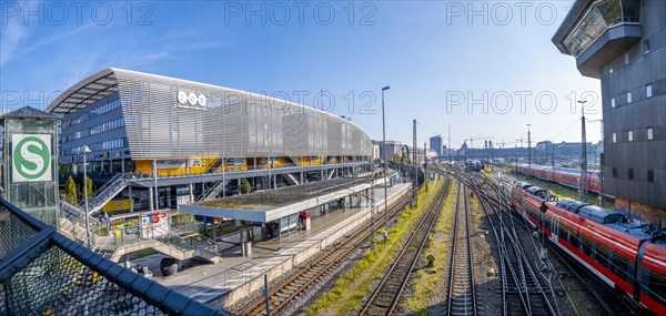 Tracks and trains at Hackerbruecke