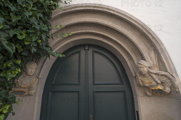 Portal mit einem Renaissancepaar als Schildhalter von 1566