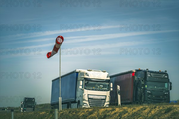 Zwei LKW unter Windsack