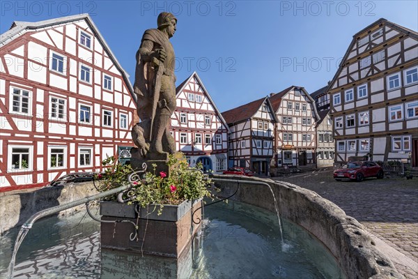Brunnenfigur St. Georg der Drachentoeter mit dem Drachen