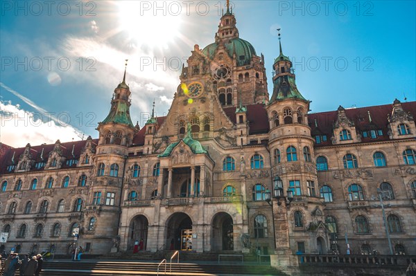 Das neue Rathaus von Hannover bei Sonnenschein und blauen Himmel