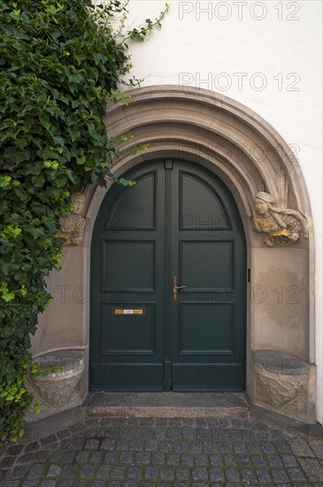Portal mit einem Renaissancepaar als Schildhalter von 1566
