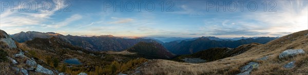 Panoramablick ueber das Vall di Salei mit dem Laghett di Salei