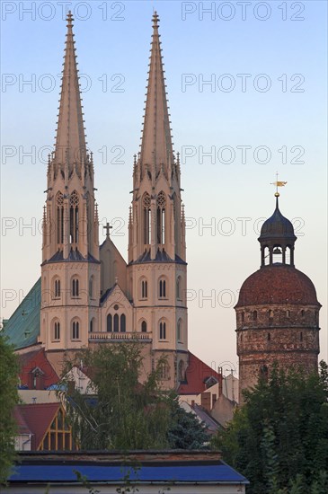 Tuerme der spaetgotischen Peterskirche bei roetlichem Abendlicht